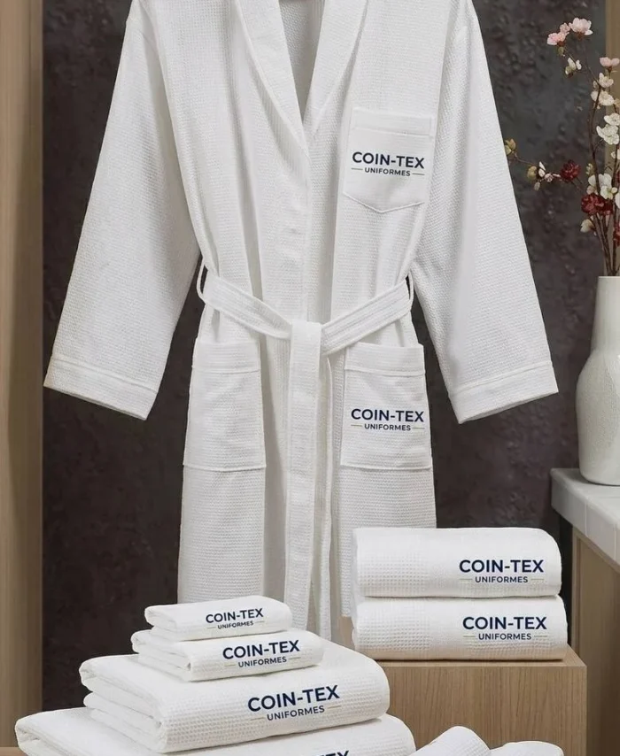Collection de bain hôtelier premium – peignoir en nid d’abeille, ensemble de serviettes et pantoufles | blanc et ivoire | logo brodé
